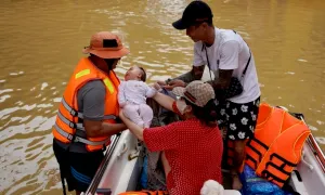 Cứu trợ lương thực, đưa bệnh nhân thoát khỏi vùng cô lập