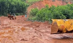 Đường Hồ Chí Minh, quốc lộ 1 tiếp tục sạt lở, ngập nước