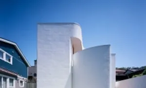 Căn nhà màu trắng kín bên ngoài, mở bên trong