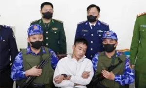 Mang súng ngắn phòng thân khi vận chuyển ma túy tiền tỷ